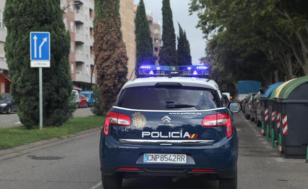 Detenido un joven de 20 años en Valencia tras causar daños a ocho coches y golpear en la cabeza a un policía