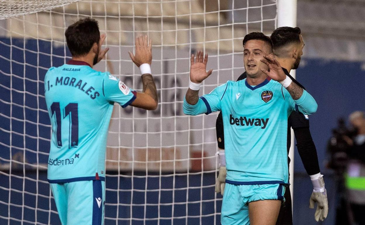 Morales y Sergio León celebran uno de los goles del Levante