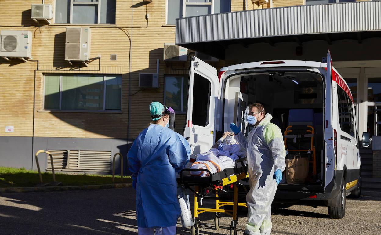 Sanitarios trasladando a un enfermo de coronavirus. 