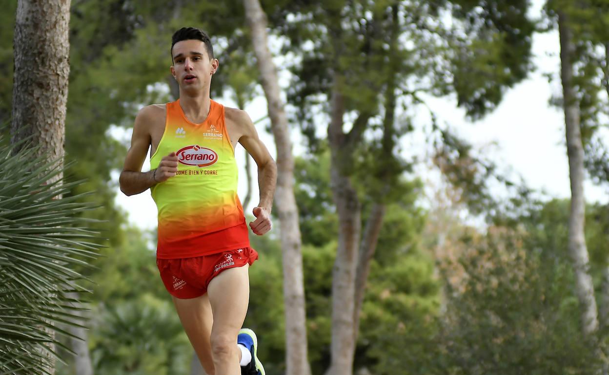 Nacho Giménez corre en el Jardín del Turia con la equipación de su nuevo club. 