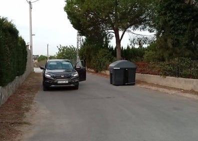 Imagen secundaria 1 - Los vecinos usan el coche para tirar la basura en los contenedores ubicados en lugares inusuales. 