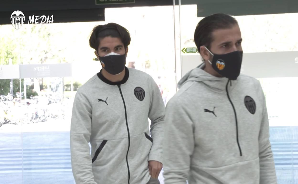 Carlos Soler y Jaume Doménech, en el hospital de la Fe. 