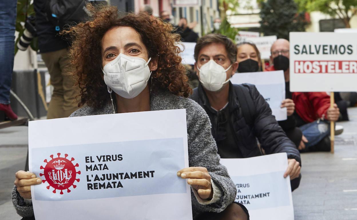 Protesta de los hosteleros en la calle Cura Femenía de Ruzafa. 