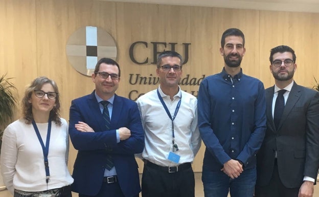 Los investigadores de la CEU UCH Eva Segura, Juan Pardo, Javier Martínez Gramage, Iván Nácher y Juan José Amer, autores del estudio para la reducción de lesiones en jóvenes triatletas mediante inteligencia artificial. 