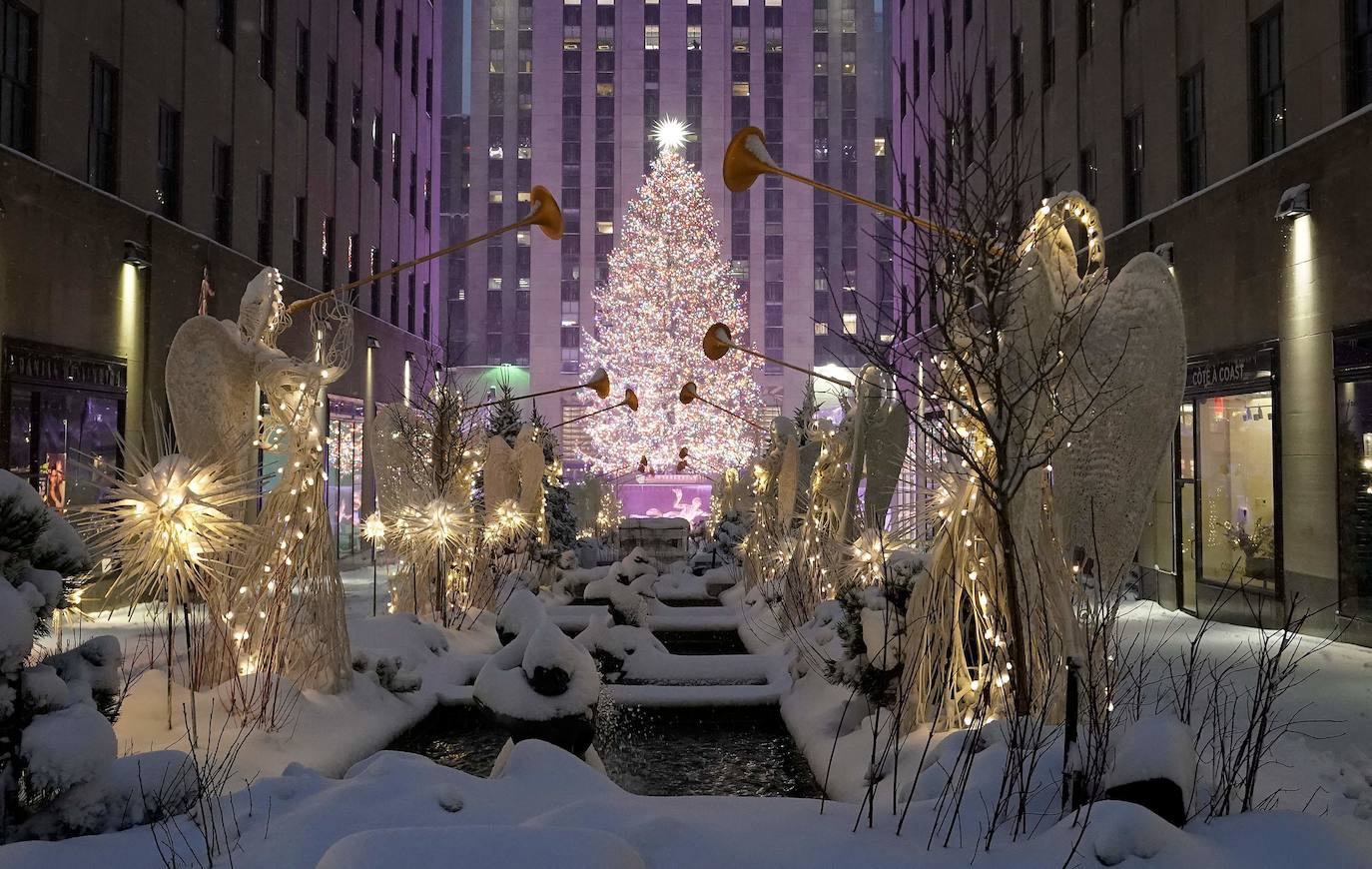 Nueva York amaneció este jueves con la mayor acumulación de nieve registrada en varios años como consecuencia de un temporal que golpea con fuerza gran parte de la costa este de Estados Unidos. En la Gran Manzana cayeron alrededor de 25 centímetros de nieve, más que en todo el invierno pasado. 