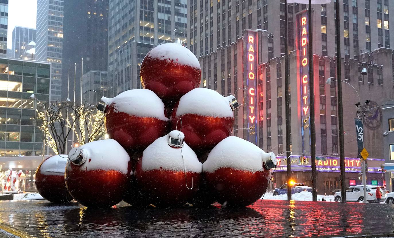 Nueva York amaneció este jueves con la mayor acumulación de nieve registrada en varios años como consecuencia de un temporal que golpea con fuerza gran parte de la costa este de Estados Unidos. En la Gran Manzana cayeron alrededor de 25 centímetros de nieve, más que en todo el invierno pasado. 