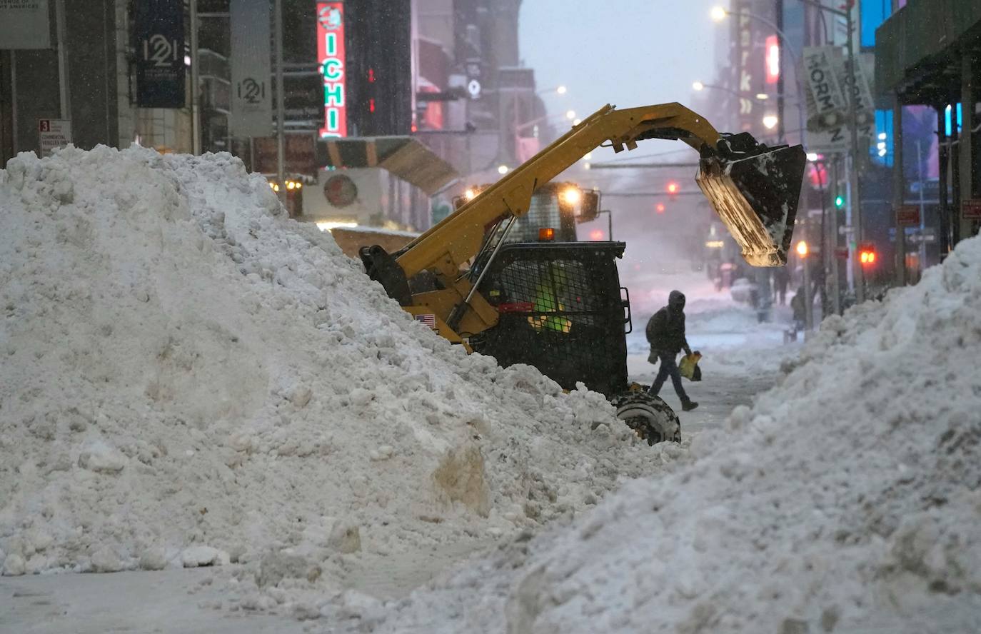 Nueva York amaneció este jueves con la mayor acumulación de nieve registrada en varios años como consecuencia de un temporal que golpea con fuerza gran parte de la costa este de Estados Unidos. En la Gran Manzana cayeron alrededor de 25 centímetros de nieve, más que en todo el invierno pasado. 