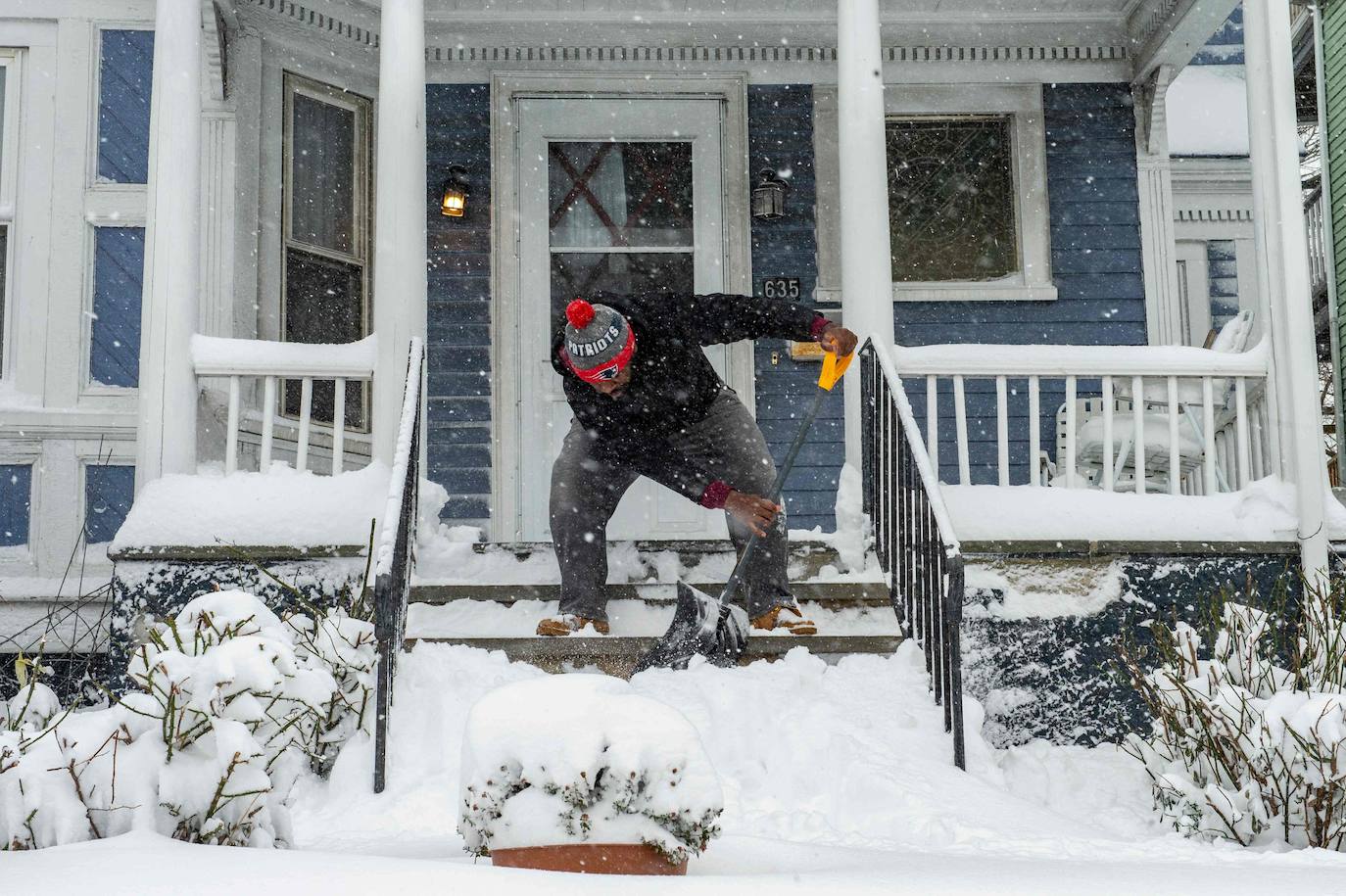 Nueva York amaneció este jueves con la mayor acumulación de nieve registrada en varios años como consecuencia de un temporal que golpea con fuerza gran parte de la costa este de Estados Unidos. En la Gran Manzana cayeron alrededor de 25 centímetros de nieve, más que en todo el invierno pasado. 