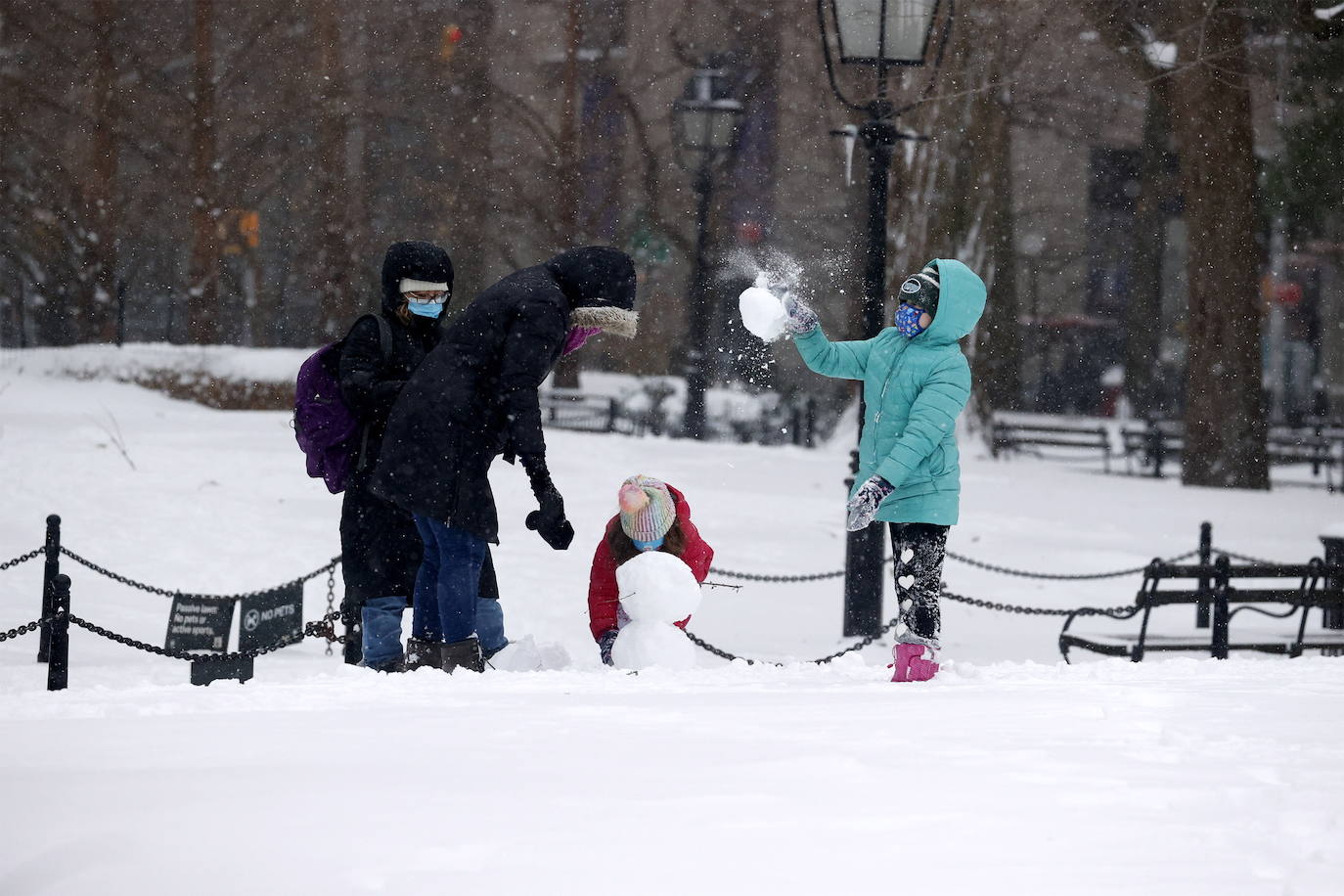 Nueva York amaneció este jueves con la mayor acumulación de nieve registrada en varios años como consecuencia de un temporal que golpea con fuerza gran parte de la costa este de Estados Unidos. En la Gran Manzana cayeron alrededor de 25 centímetros de nieve, más que en todo el invierno pasado. 