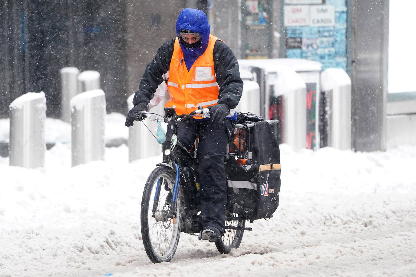 Nueva York amaneció este jueves con la mayor acumulación de nieve registrada en varios años como consecuencia de un temporal que golpea con fuerza gran parte de la costa este de Estados Unidos. En la Gran Manzana cayeron alrededor de 25 centímetros de nieve, más que en todo el invierno pasado. 