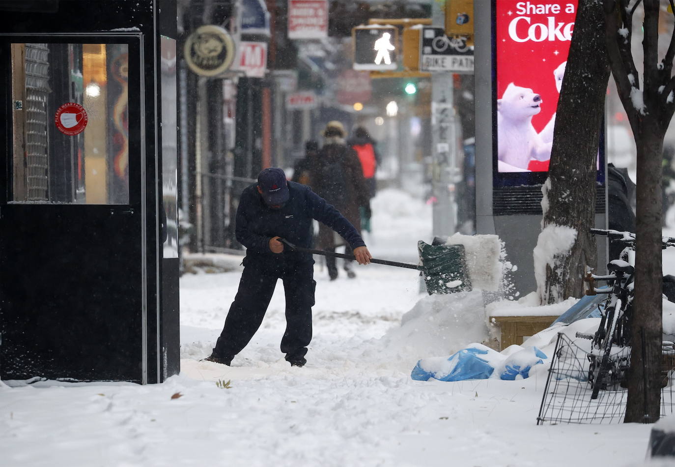 Nueva York amaneció este jueves con la mayor acumulación de nieve registrada en varios años como consecuencia de un temporal que golpea con fuerza gran parte de la costa este de Estados Unidos. En la Gran Manzana cayeron alrededor de 25 centímetros de nieve, más que en todo el invierno pasado. 