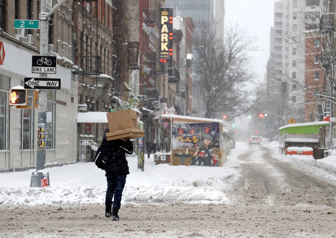 Nueva York amaneció este jueves con la mayor acumulación de nieve registrada en varios años como consecuencia de un temporal que golpea con fuerza gran parte de la costa este de Estados Unidos. En la Gran Manzana cayeron alrededor de 25 centímetros de nieve, más que en todo el invierno pasado. 