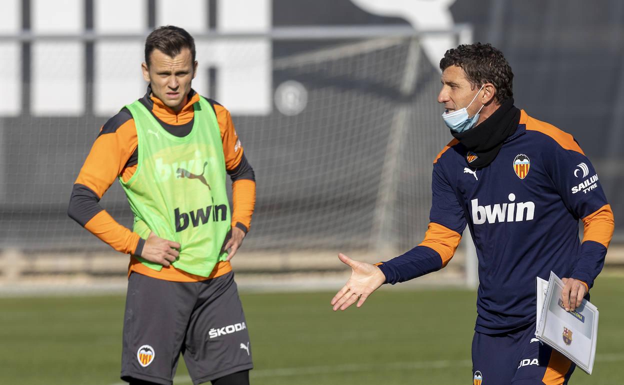 Javi Gracia, en la sesión de esta mañana en Paterna, da indicaciones bajo la mirada de Cheryshev. 