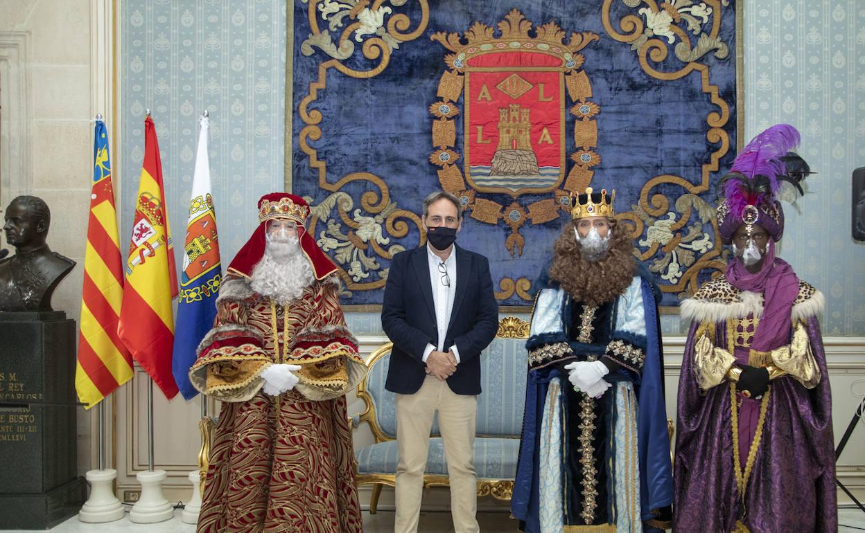 Los Reyes Magos posan junto al concejal de Fiestas de Alicante, Manolo Jiménez. 