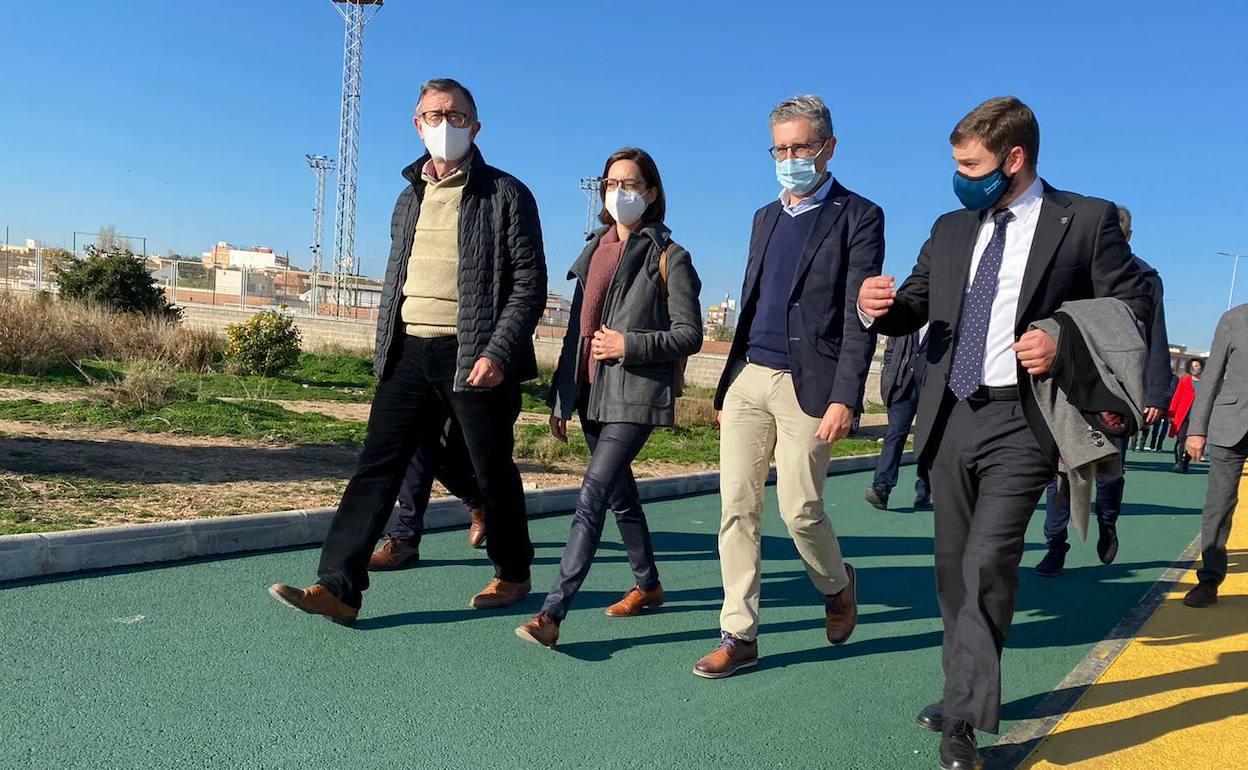 El conseller, Arcadi España, y el alcalde, Enric Palanca, durante la visita a la nueva infraestructura. 