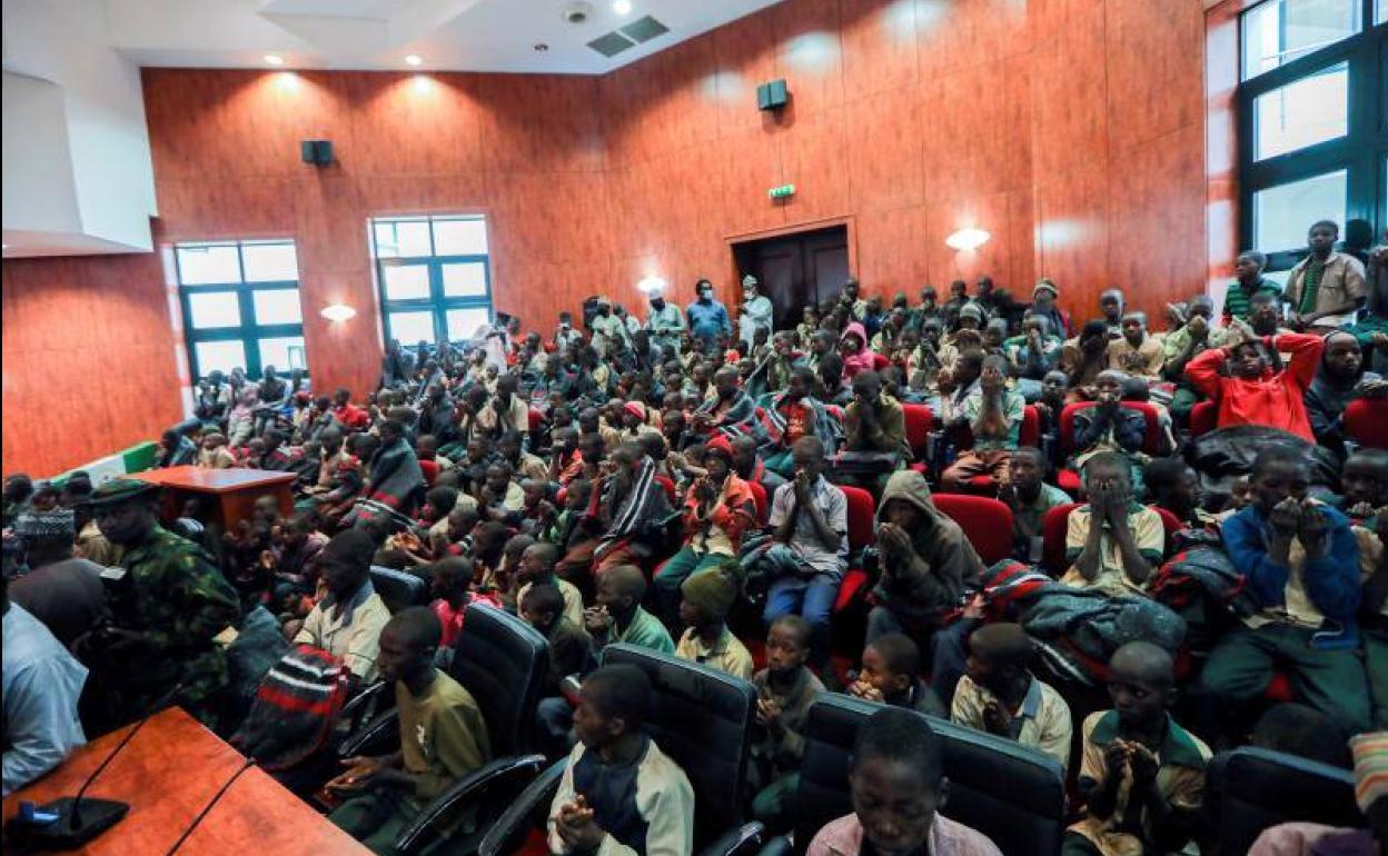 Los estudiantes liberados reunidos en dependencias gubernamentales de Katsina (Nigeria).