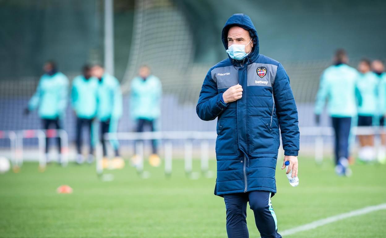 Paco López, durante un entrenamiento en la ciudad deportiva de Buñol.