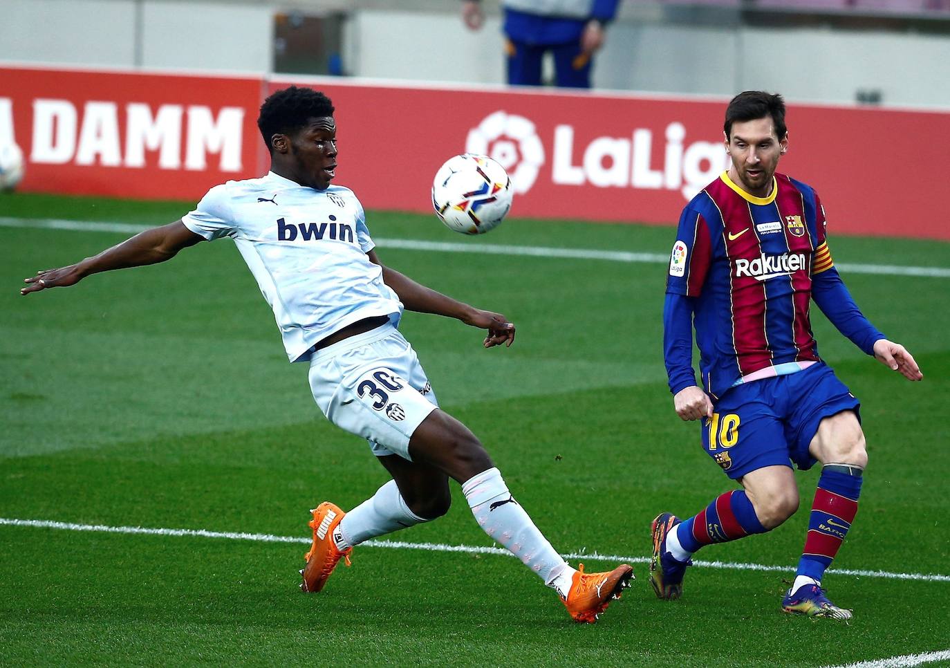 Las mejores imágenes del partido de liga FC Barcelona - Valencia CF (19/12/2020). 