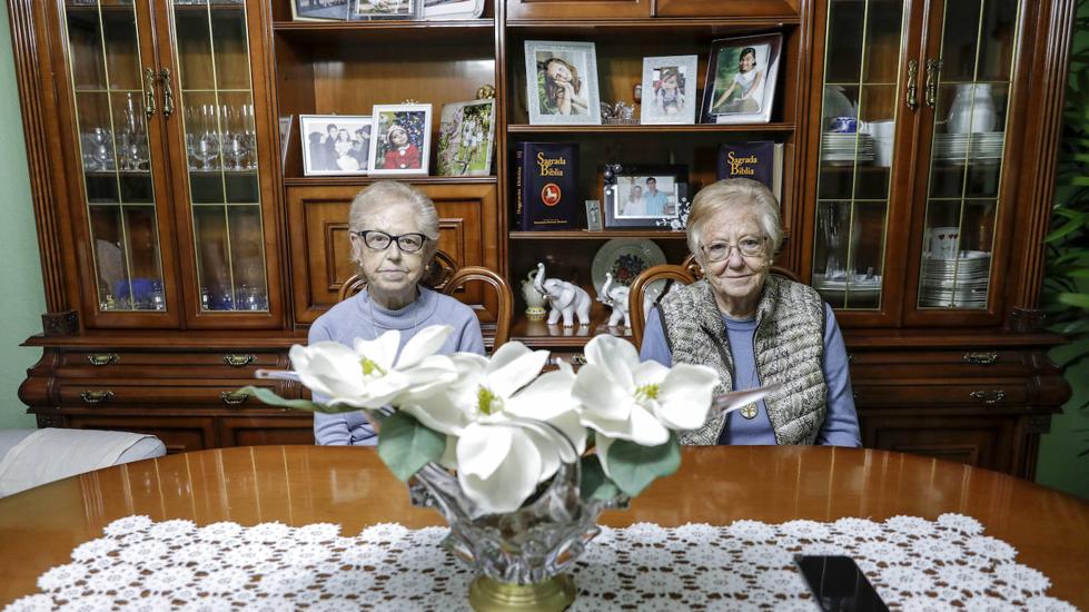 Irene y Teresa han decidido pasar estas fechas sin ver a la familia pero no renuncian a cocinarse un menú especial ni a su copa de cava en la sobremesa. Aseguran que deben cuidarse entre ellas porque la situación lo requiere.