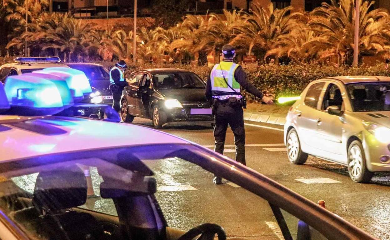 Un policía supervisa el tráfico nocturno en Alicante. 