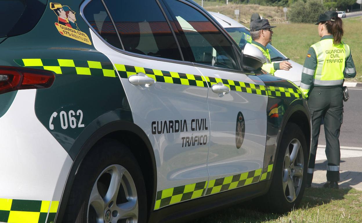 Agentes de la Guardia Civil de Tráfico. 