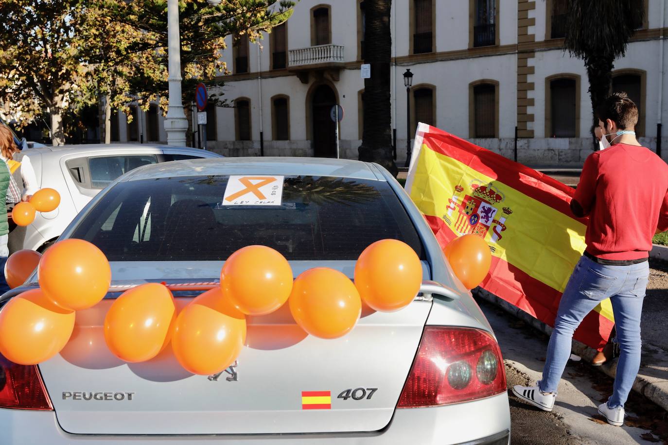 La manifestación en coche contra la Lomloe recorre algunas de las principales vías de Valencia. La protesta, impulsada a nivel nacional por la plataforma 'Concertados', reúne a los detractores de la Ley Celaá en un recorrido iniciado en el paseo de la Alameda y que atraviesa las Grandes Vías, el paseo de la Pechina, las calles Blanquerías, Conde de Trenor, Pintor López y Paseo Ciudadela y el puente de las Flores