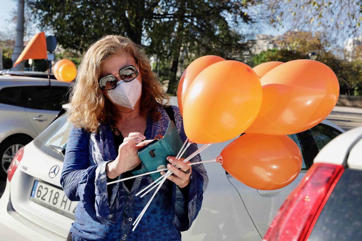 La manifestación en coche contra la Lomloe recorre algunas de las principales vías de Valencia. La protesta, impulsada a nivel nacional por la plataforma 'Concertados', reúne a los detractores de la Ley Celaá en un recorrido iniciado en el paseo de la Alameda y que atraviesa las Grandes Vías, el paseo de la Pechina, las calles Blanquerías, Conde de Trenor, Pintor López y Paseo Ciudadela y el puente de las Flores