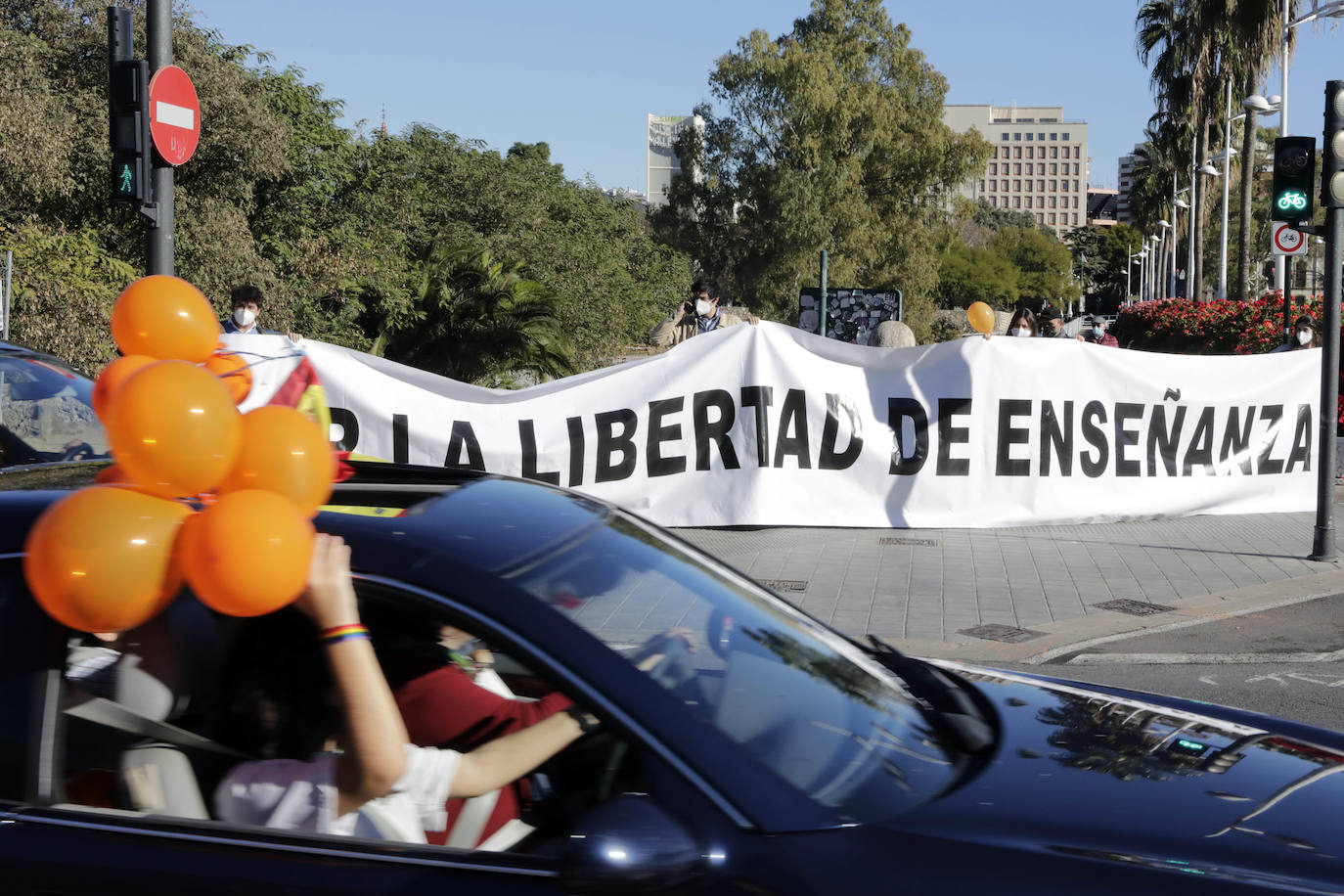 La manifestación en coche contra la Lomloe recorre algunas de las principales vías de Valencia. La protesta, impulsada a nivel nacional por la plataforma 'Concertados', reúne a los detractores de la Ley Celaá en un recorrido iniciado en el paseo de la Alameda y que atraviesa las Grandes Vías, el paseo de la Pechina, las calles Blanquerías, Conde de Trenor, Pintor López y Paseo Ciudadela y el puente de las Flores