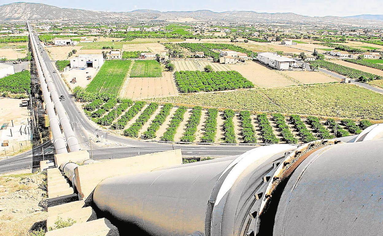 Conductos del Tajo-Segura a su paso por la Vega Baja alicantina. 