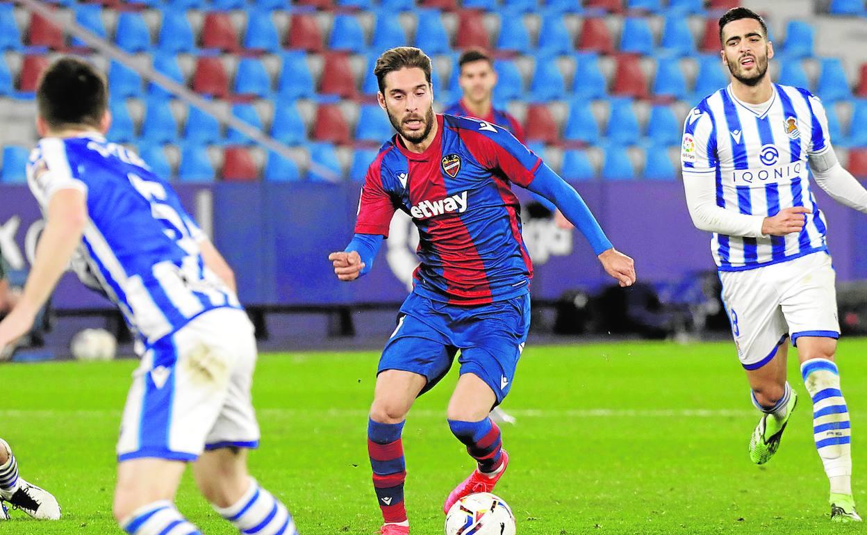 Rubén Rochina conduce el balón durante el encuentro frente a la Real Sociedad.