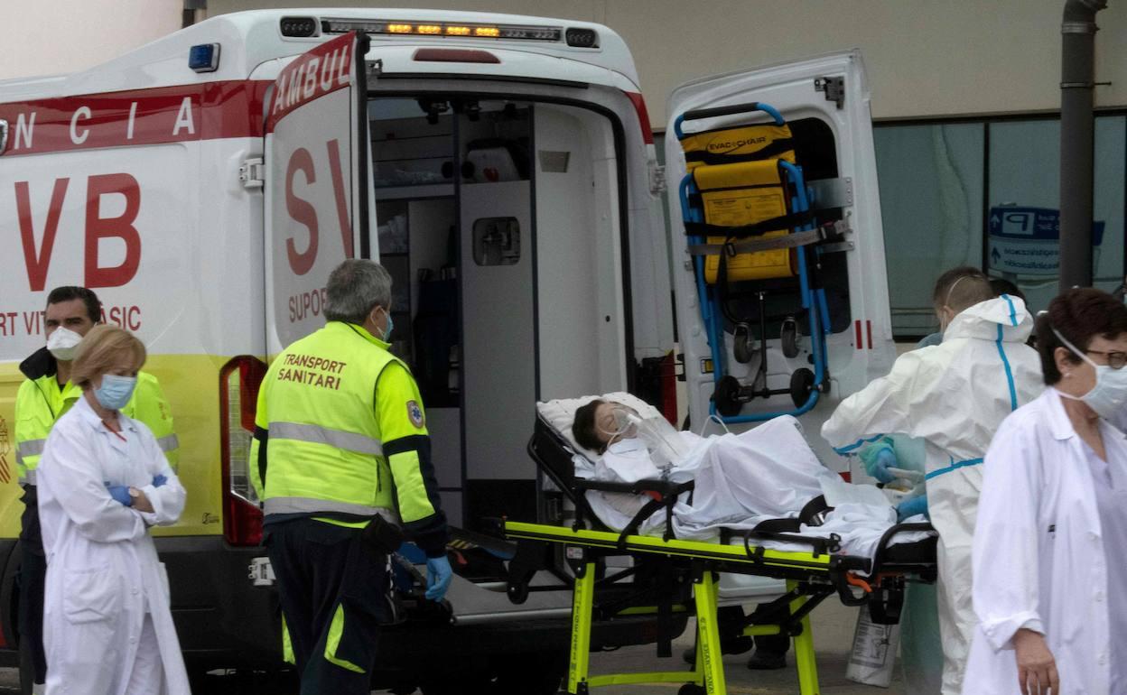 Personal sanitario traslada a un paciente al Hospital La Fe de Valencia.