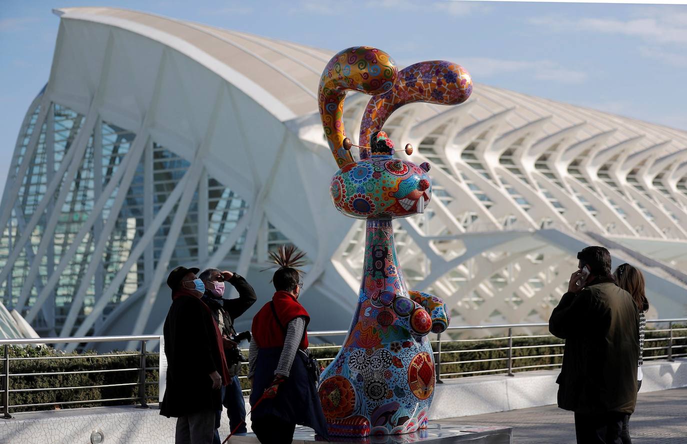 Catorce esculturas del artista taiwanés Hung Yi (1970) inundan de color La Ciutat de les Arts i les Ciències de Valencia en una exposición de libre acceso que se ha inaugurado este jueves en el Paseo del Arte del Umbracle y el lago norte del Hemisfèric bajo el título 'Galaxia Hung'. La galaxia que ha inventado Hung Yi está habitada por osos pandas, rinocerontes, cisnes y patos, todos ellos con una percepción colorista y con una visión muy oriental expresada en esos meticulosos dibujos que acompañan a las esculturas que estarán instaladas en los exteriores de la Ciutat de les Arts i les Ciències hasta el próximo 21 de febrero. 