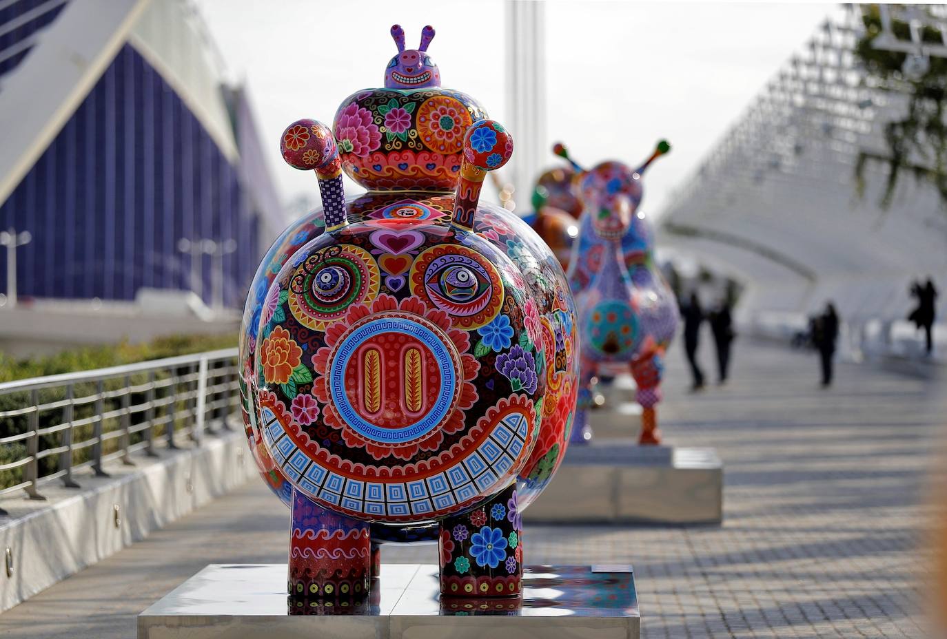 Catorce esculturas del artista taiwanés Hung Yi (1970) inundan de color La Ciutat de les Arts i les Ciències de Valencia en una exposición de libre acceso que se ha inaugurado este jueves en el Paseo del Arte del Umbracle y el lago norte del Hemisfèric bajo el título 'Galaxia Hung'. La galaxia que ha inventado Hung Yi está habitada por osos pandas, rinocerontes, cisnes y patos, todos ellos con una percepción colorista y con una visión muy oriental expresada en esos meticulosos dibujos que acompañan a las esculturas que estarán instaladas en los exteriores de la Ciutat de les Arts i les Ciències hasta el próximo 21 de febrero. 