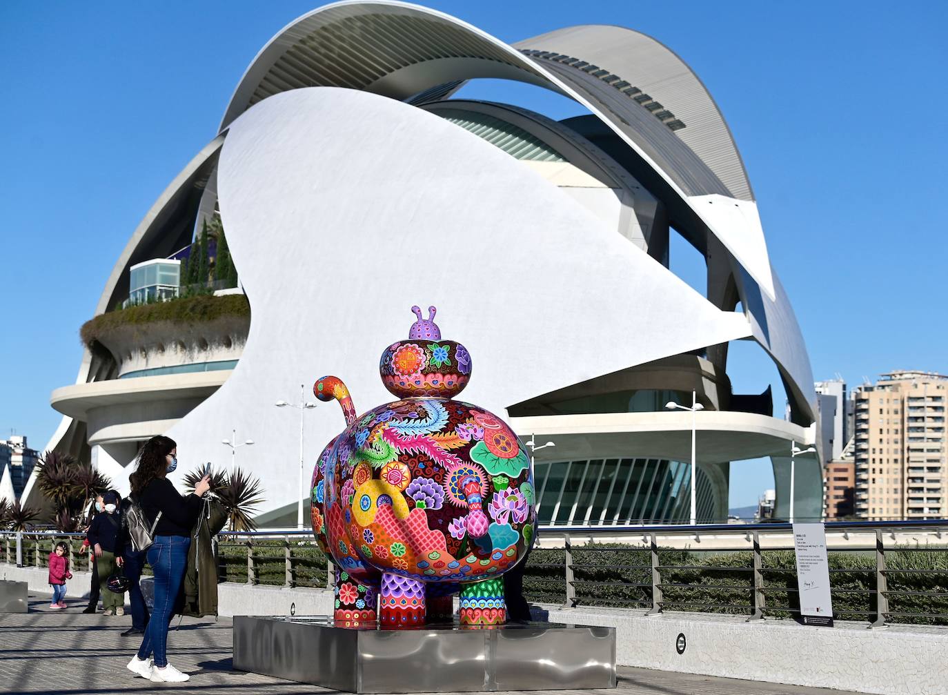 Catorce esculturas del artista taiwanés Hung Yi (1970) inundan de color La Ciutat de les Arts i les Ciències de Valencia en una exposición de libre acceso que se ha inaugurado este jueves en el Paseo del Arte del Umbracle y el lago norte del Hemisfèric bajo el título 'Galaxia Hung'. La galaxia que ha inventado Hung Yi está habitada por osos pandas, rinocerontes, cisnes y patos, todos ellos con una percepción colorista y con una visión muy oriental expresada en esos meticulosos dibujos que acompañan a las esculturas que estarán instaladas en los exteriores de la Ciutat de les Arts i les Ciències hasta el próximo 21 de febrero. 