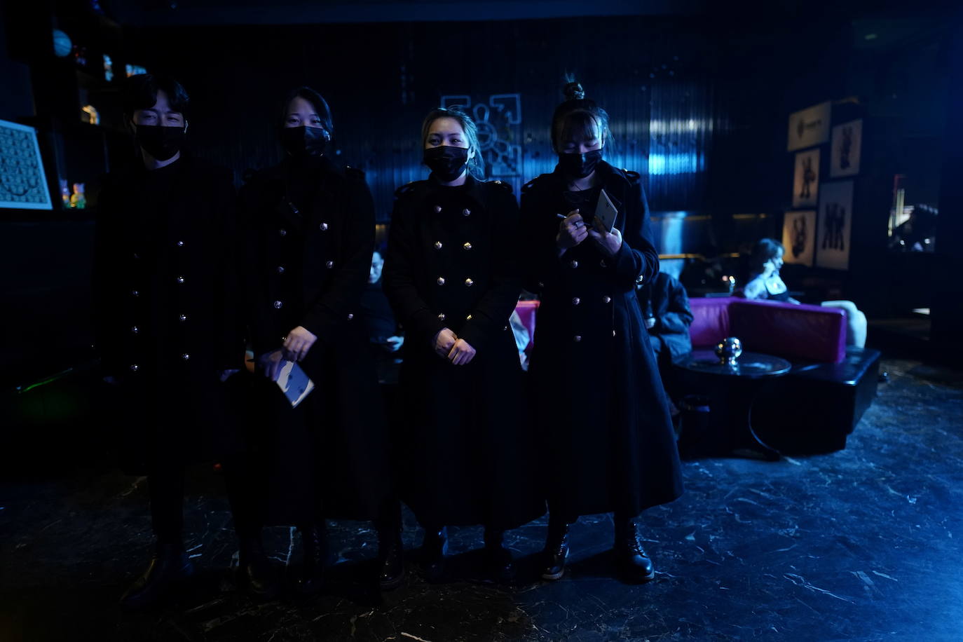 En Wuhan -China-, el epicentro original del brote de coronavirus, los residentes de la ciudad están regresando a la vida normal. Los funcionarios de salud de la zona publicaron el primer aviso público del virus, entonces desconocido, el 31 de diciembre de 2019. Hoy en día, los restaurantes, las calles comerciales, los bares y las discotecas están abarrotados. 