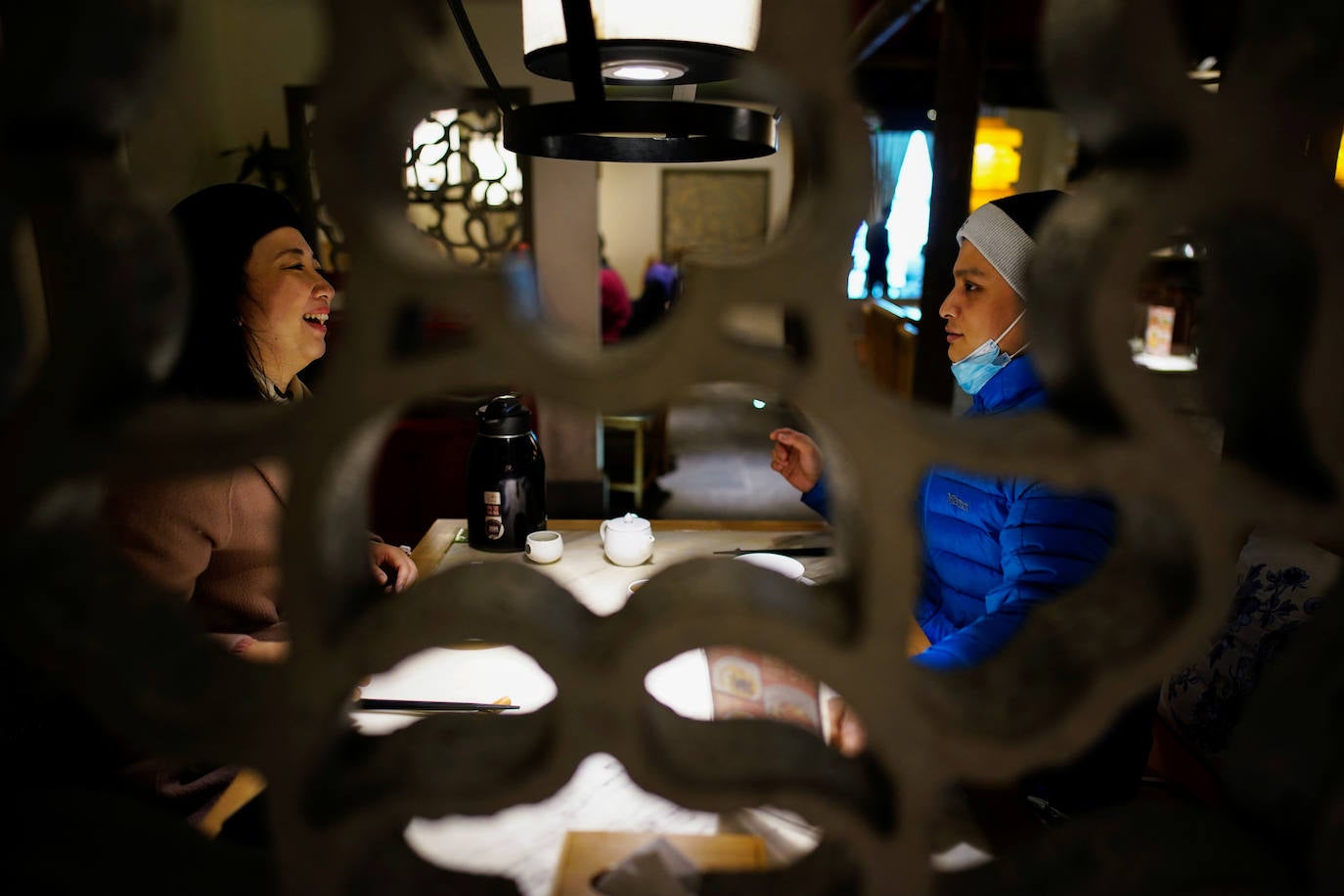 En Wuhan -China-, el epicentro original del brote de coronavirus, los residentes de la ciudad están regresando a la vida normal. Los funcionarios de salud de la zona publicaron el primer aviso público del virus, entonces desconocido, el 31 de diciembre de 2019. Hoy en día, los restaurantes, las calles comerciales, los bares y las discotecas están abarrotados. 