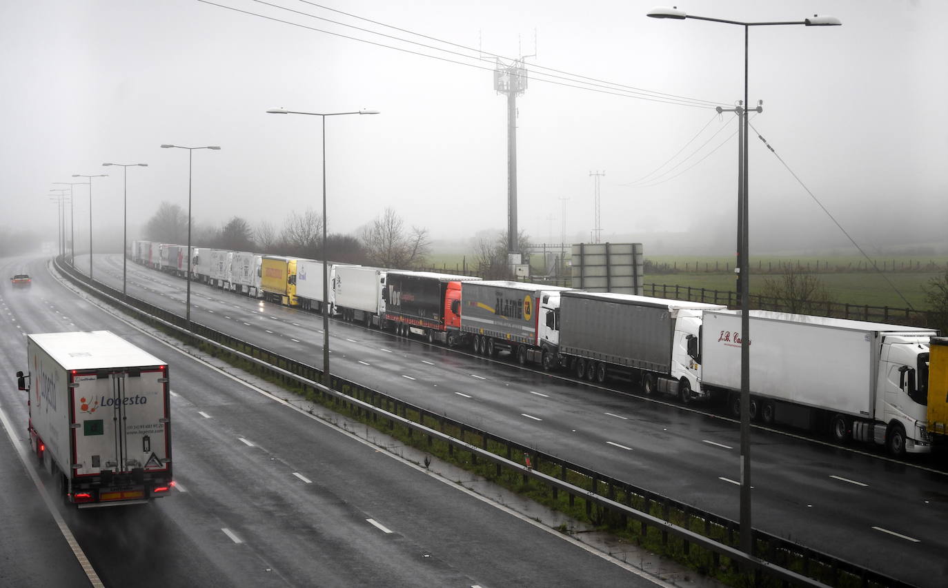 La complicación por la pandemia con la nueva cepa detectada en Reino Unido y el temor al Brexit derivan en un aluvión de transportes colapsados en los accesos