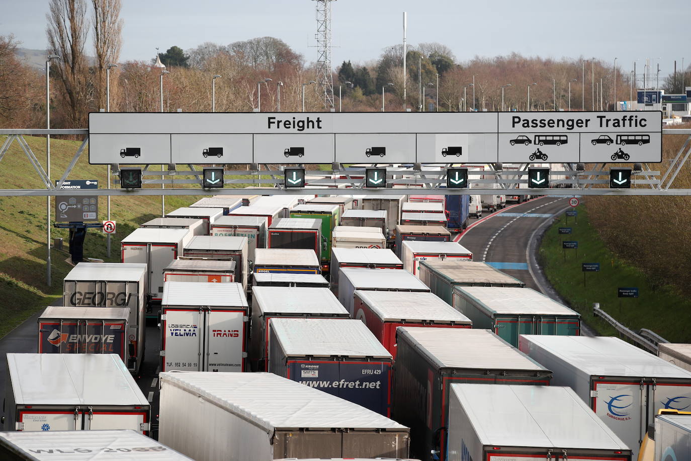 La complicación por la pandemia con la nueva cepa detectada en Reino Unido y el temor al Brexit derivan en un aluvión de transportes colapsados en los accesos