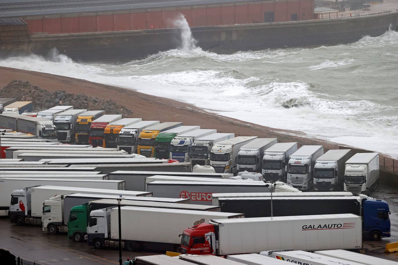 La complicación por la pandemia con la nueva cepa detectada en Reino Unido y el temor al Brexit derivan en un aluvión de transportes colapsados en los accesos