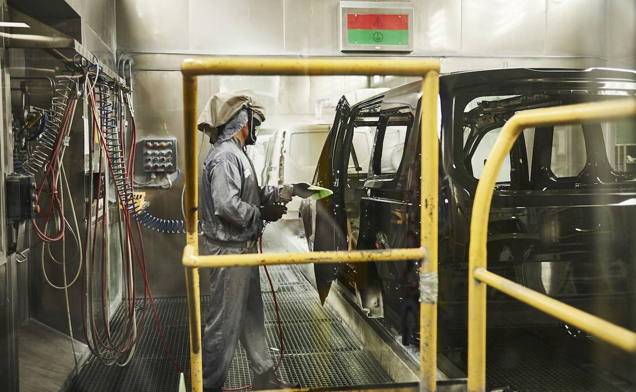 Un operario pinta un vehículo en la planta de Ford en Almussafes.