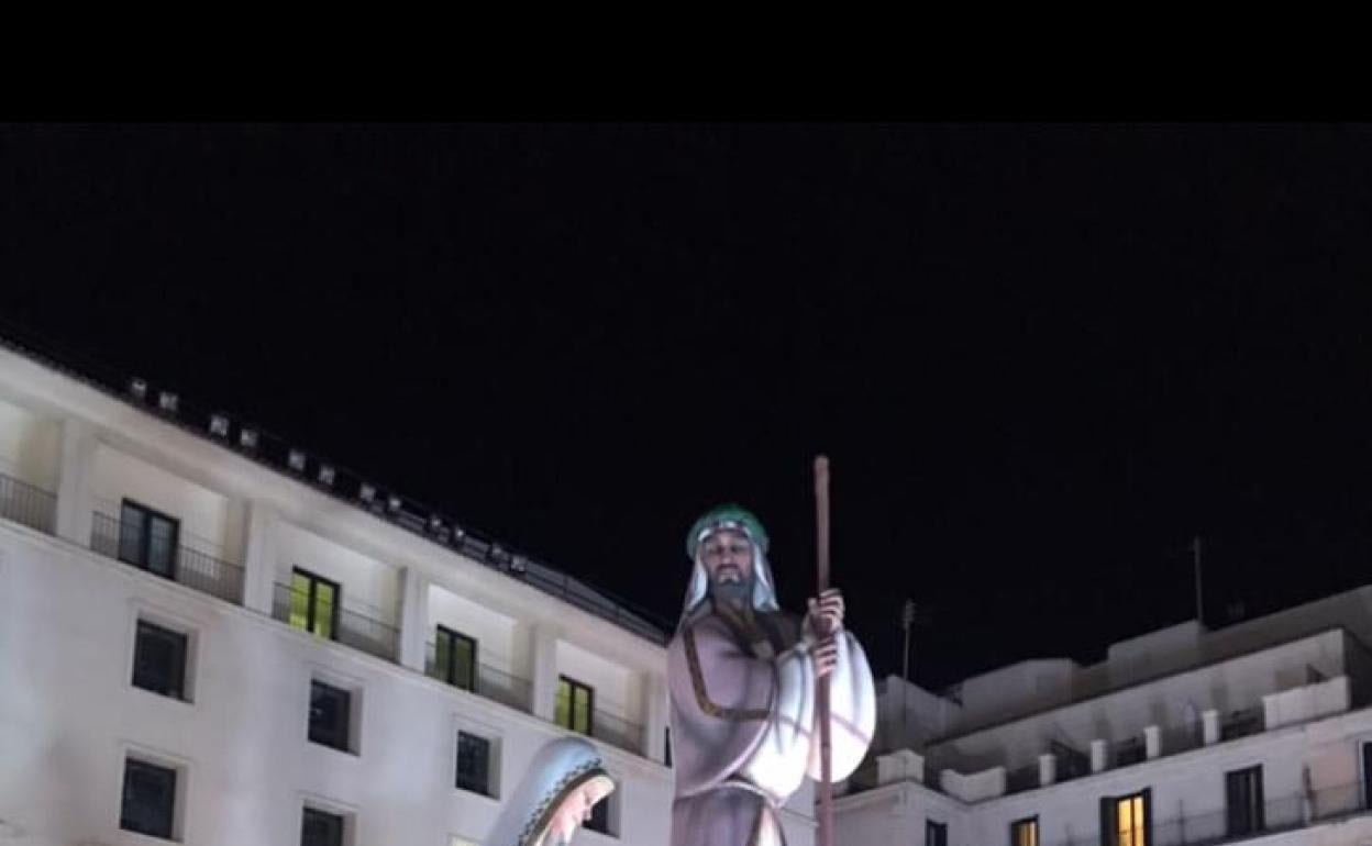 Dos policías comprueban que se respeten las medidas de seguridad durante la visita al belén gigante de la Plaza del Ayuntamiento. 