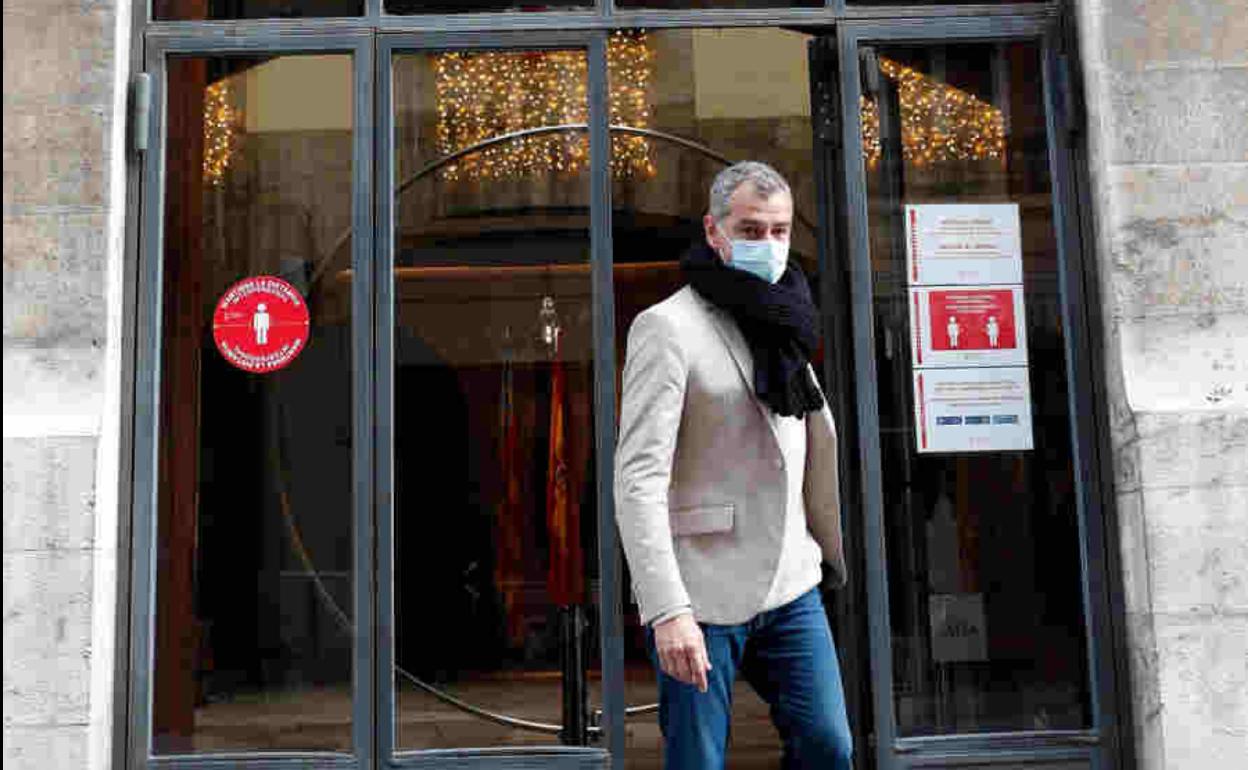 Toni Cantó, saliendo del Palau de la Generalitat.