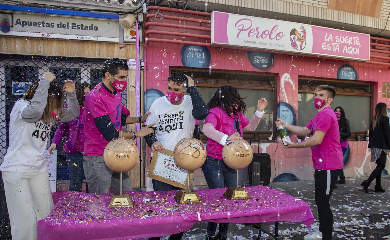 Los empleados de la administración de El Perolo de San Pedro del Pinatar celebran el Gordo de Navidad. 