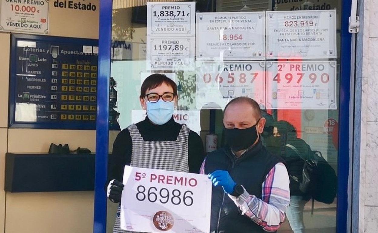 Los responsables de la administración número 1 de Novelda posan con el número del quinto premio. 