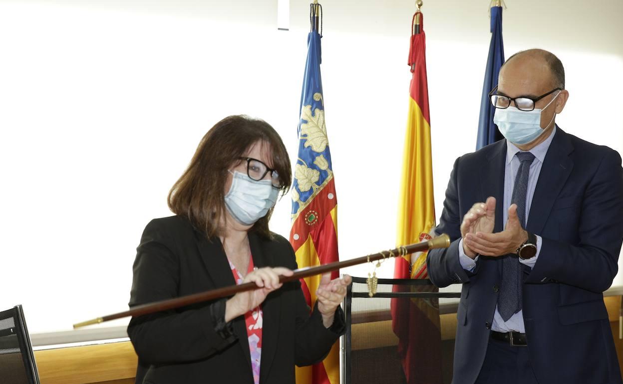 Amparo Navarro recibe del rector saliente, Manuel Palomar, el bastón de mando de la Universidad. 