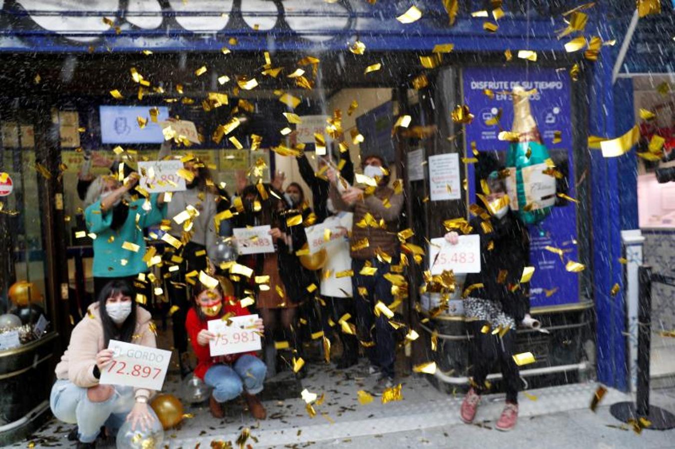 Vendedores de lotería de la tienda "Doña Manolita" celebran el Gordo