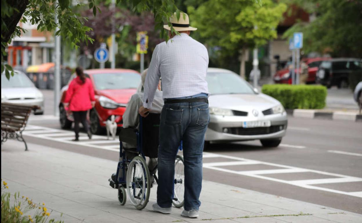 Dos personas, en la calle.