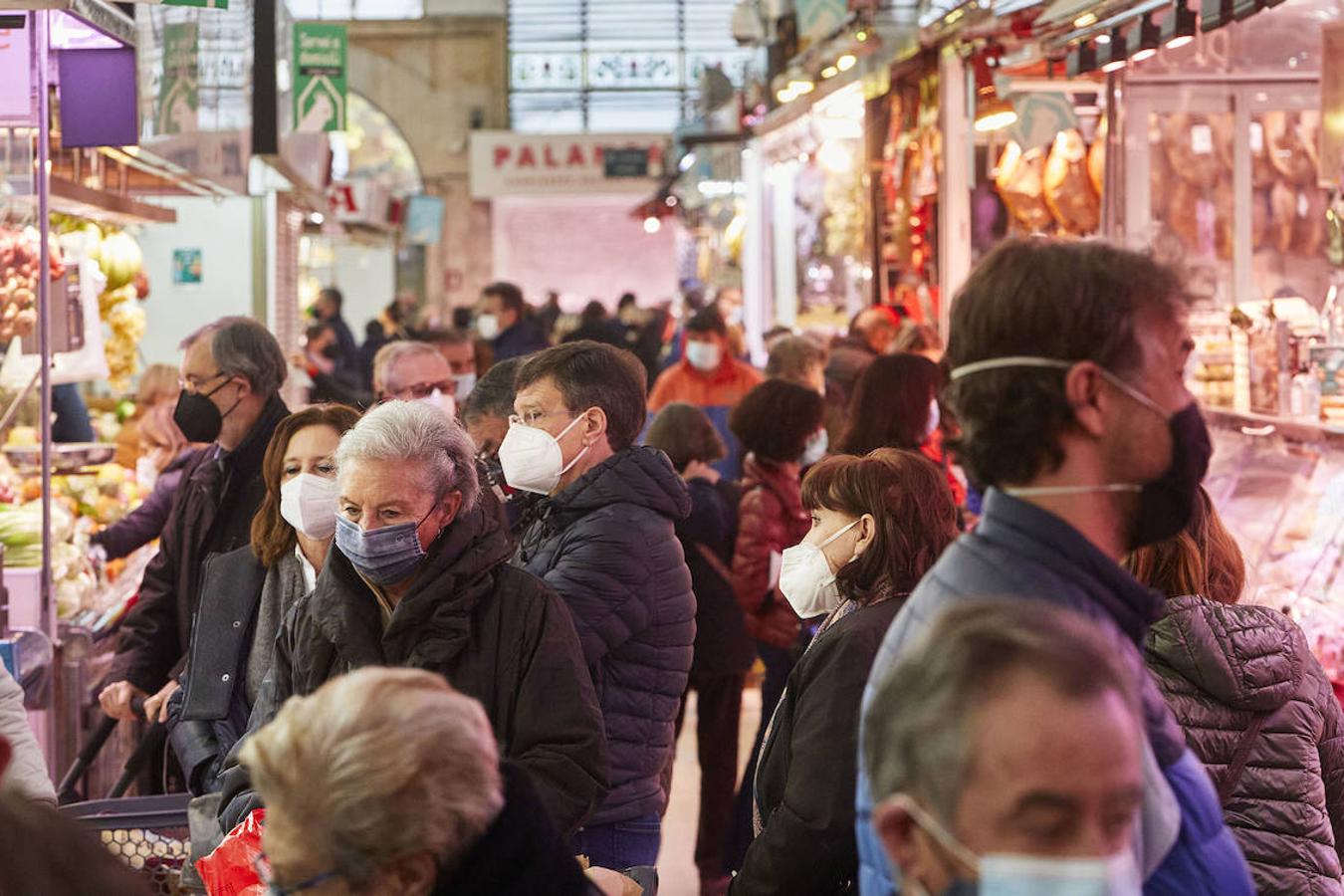 Los mercados y comercios del centro de Valencia se llenan de valencianos que se lanzan a las compras de última hora, en busca de esos productos que faltan en su lista de Navidad. Llegan las fechas más señaladas de estas fiestas y con ellas un repunte del consumo, más necesario que nunca tras los estragos de la pandemia. 