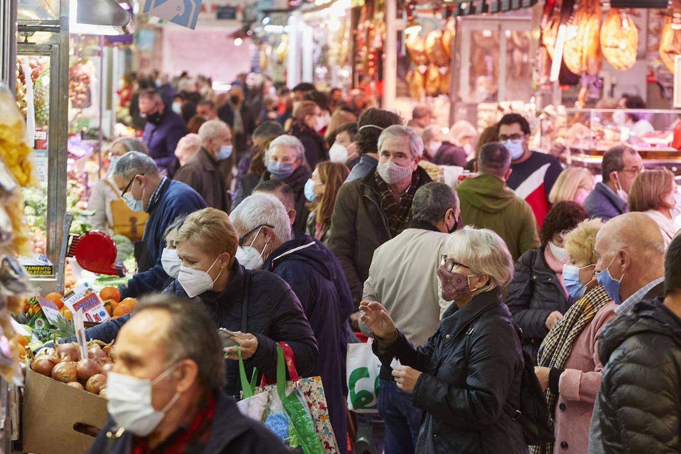 Los mercados y comercios del centro de Valencia se llenan de valencianos que se lanzan a las compras de última hora, en busca de esos productos que faltan en su lista de Navidad. Llegan las fechas más señaladas de estas fiestas y con ellas un repunte del consumo, más necesario que nunca tras los estragos de la pandemia. 