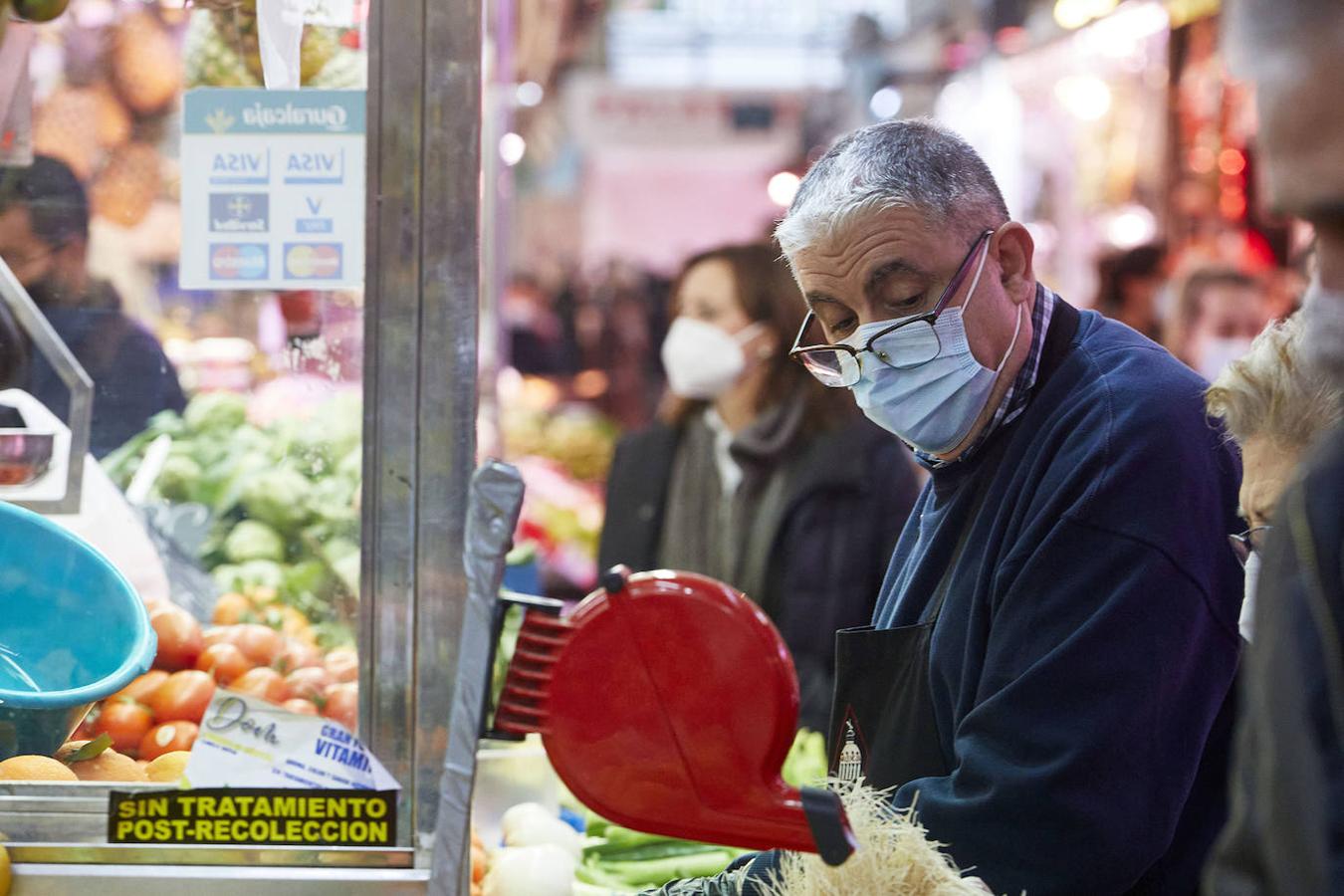 Los mercados y comercios del centro de Valencia se llenan de valencianos que se lanzan a las compras de última hora, en busca de esos productos que faltan en su lista de Navidad. Llegan las fechas más señaladas de estas fiestas y con ellas un repunte del consumo, más necesario que nunca tras los estragos de la pandemia. 